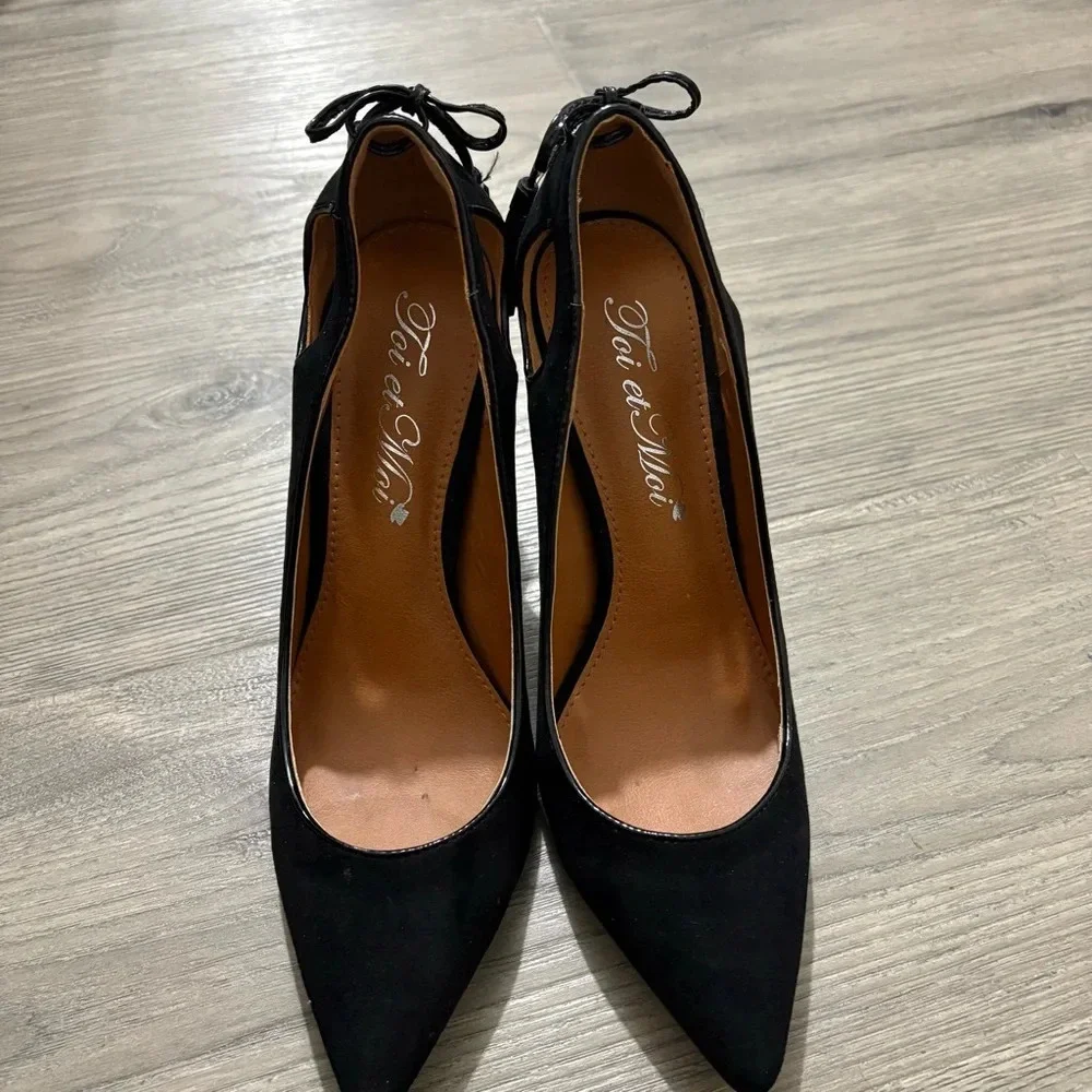 Toi Et Moi Pointed Toe Teardrop‎ Cutout Back Black Tassel Pump